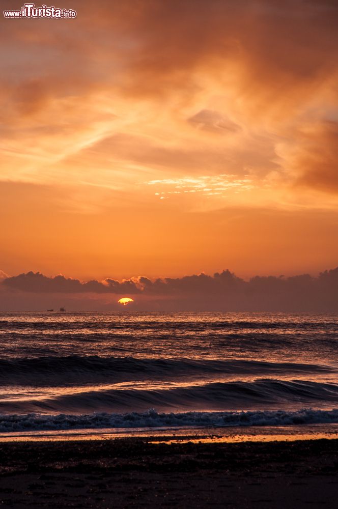 Immagine Alba sul mare di Cardedu in Sardegna