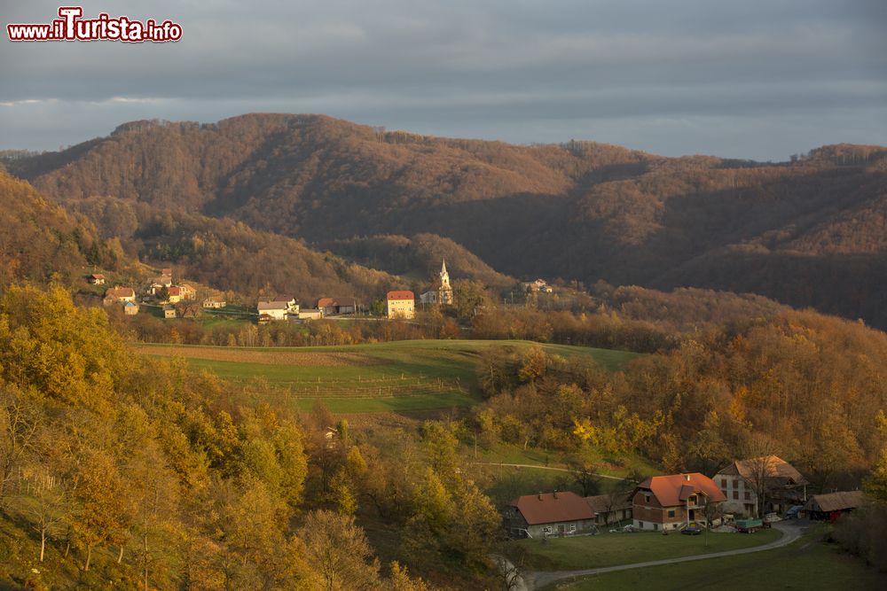 Immagine Alba sulla cittadina di Brezice, Slovenia. Questa città fu abitata fin dalla preistoria, poi vi si stabilirono i celti e i romani; in epoca medievale il villaggio si sviluppò attorno al castello e venne nominato per la prima volta nel 1241.