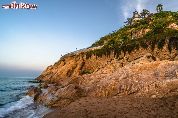 Immagine Alba sulla costa rocciosa di Calella, Spagna - © Yuriy Biryukov