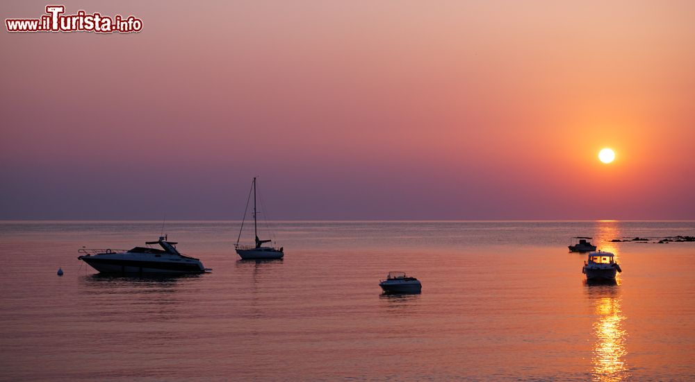 Immagine Alba sulla marina di Favone. Siamo nel territorio di Conca, Corsica orientale