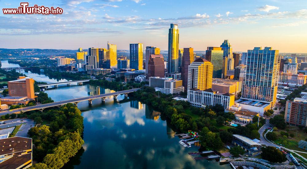 Immagine Alba sulla skyline di Austin, capitale del Texas. Una bella immagine dei grattacieli della città riflessi nel Lady Bird Lake in estate.
