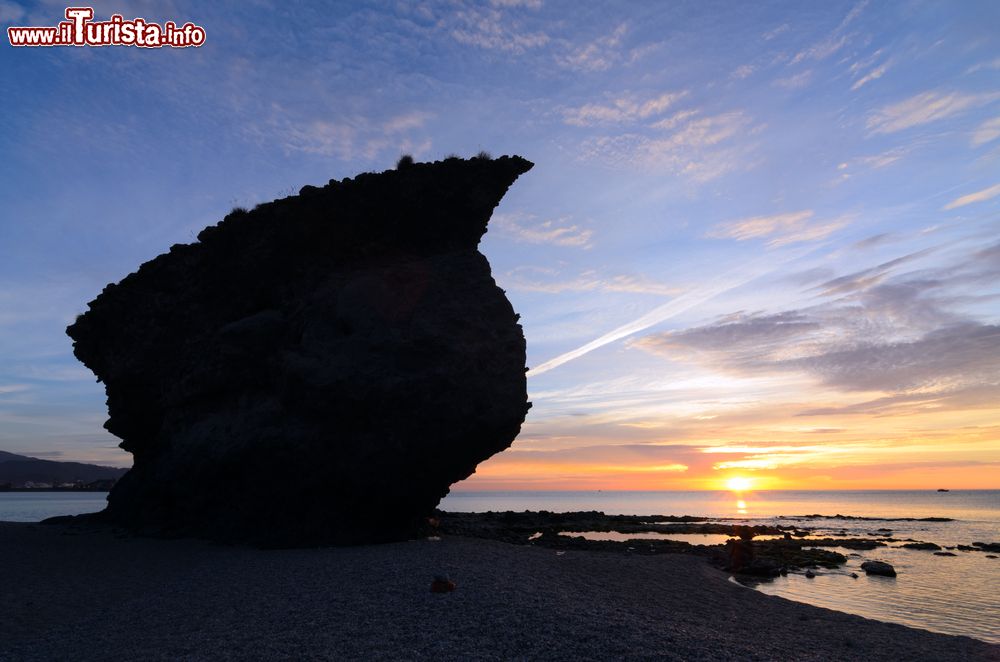 Immagine Alba sulla spiaggia di Playa de Los Muertos a Carboneras, provincia di Almeria, Spagna.