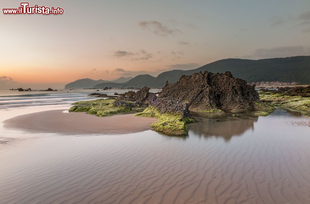 Immagine Alba sulla spiaggia di Trengandin a Noja in Cantabria (Spagna)