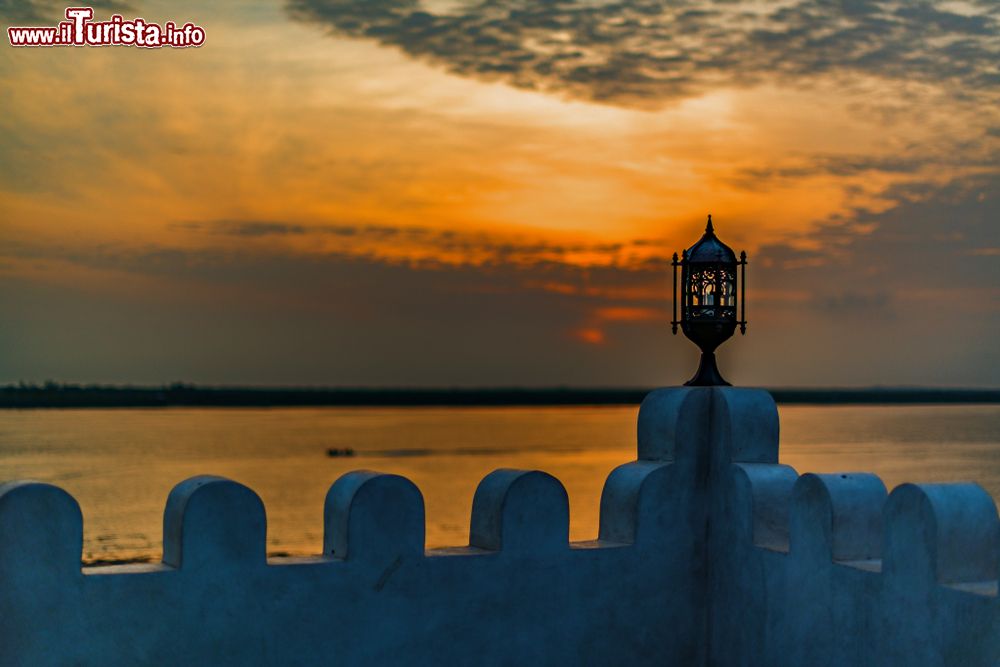 Immagine L'alba vista da una terrazza sulla costa dell'isola di Lamu, Kenya. Sullo sfondo dell'oceano, la costa di Manda Island.