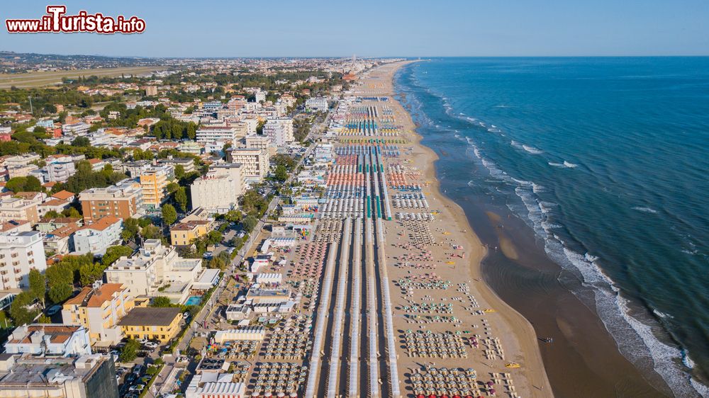 Immagine Alberghi e camping circondano le spiagge della Riviera Romagnola in Emilia-Romagna