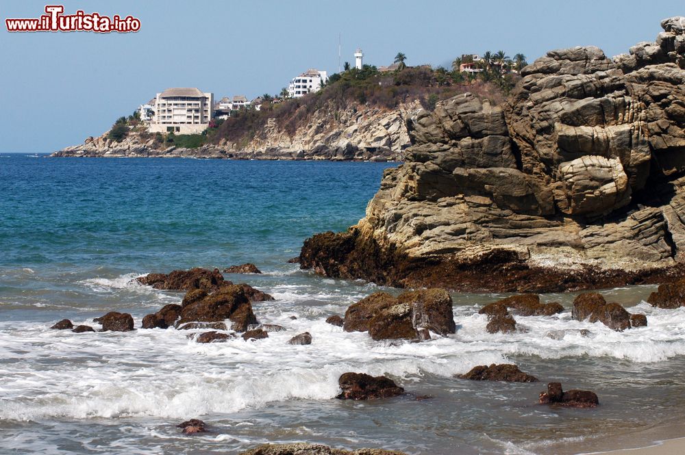 Immagine Alberghi e faro sulla costa rocciosa di Puerto Escondido, Messico.