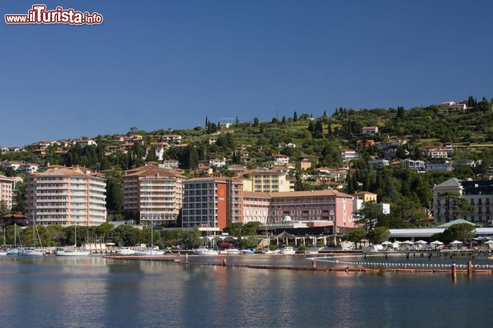 Immagine Alberghi lungo la costa adriatica presso la località di Portorose, nel comune di Piran, in Slovenia - foto © Andreas R.