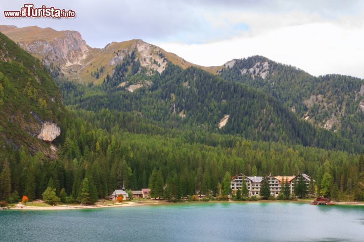 Immagine Albergo sul Lago Braies uno dei bacini lacustri più belli dell'Alto Adige  - © Barat Roland / Shutterstock.com