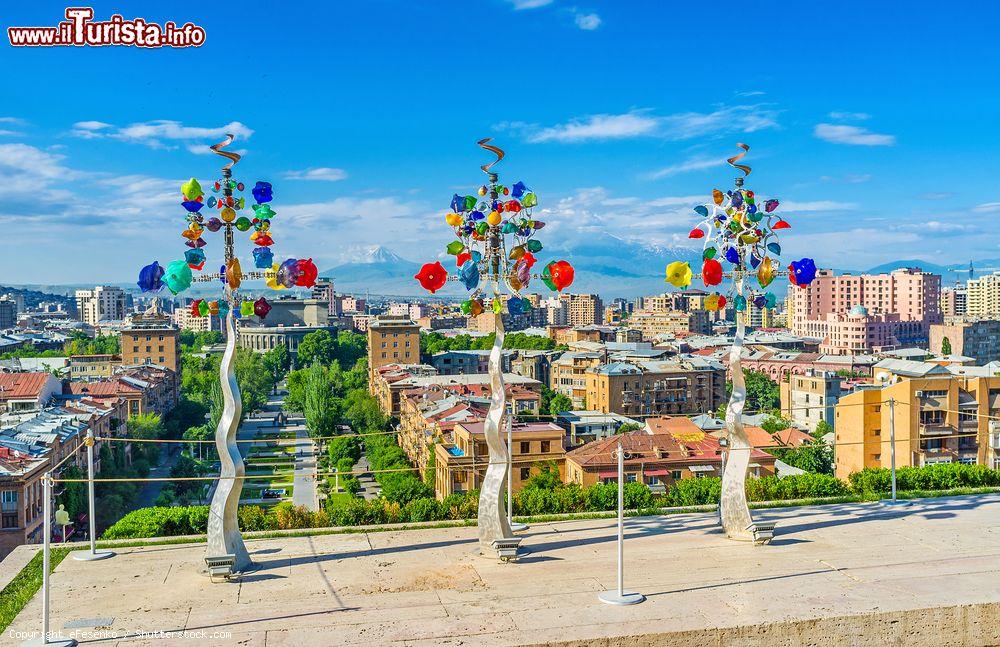 Immagine Alberi in metallo con fiori di vetro alla Cascade di Yerevan, Armenia - © eFesenko / Shutterstock.com