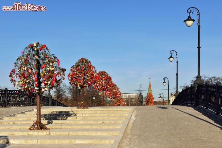 Immagine Albero dell'amore sul ponte Luzhkov a Mosca, Russia - Si trova di fronte al Cremlino, oltre il fiume Moscova, questo singolare albero dove le coppie appendono lucchetti augurandosi amore eterno. Ad ospitarlo è il ponte Luzhkov, dedicato al sindaco che ha guidato Mosca dal 1992 per ben 18 anni © Popova Valeriya / Shutterstock.com