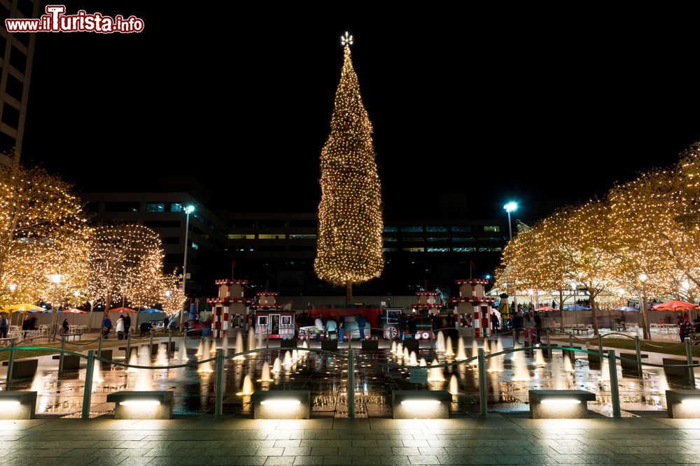 Immagine Albero di Natale a Crown Center di Kansas City, Missouri, by night.
