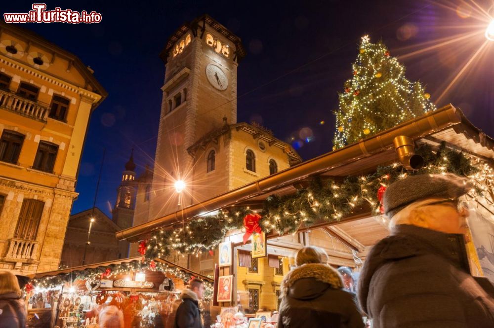 Immagine Tra i momenti più attesi dei mercatini di Natale ad Asiago, la cerimonia con cui ogni anno inaugura la stagione invernale, in uno sfavillio di luci e colori: l’accensione del grande albero natalizio in piazza II Risorgimento - © Roberto Costa Ebech