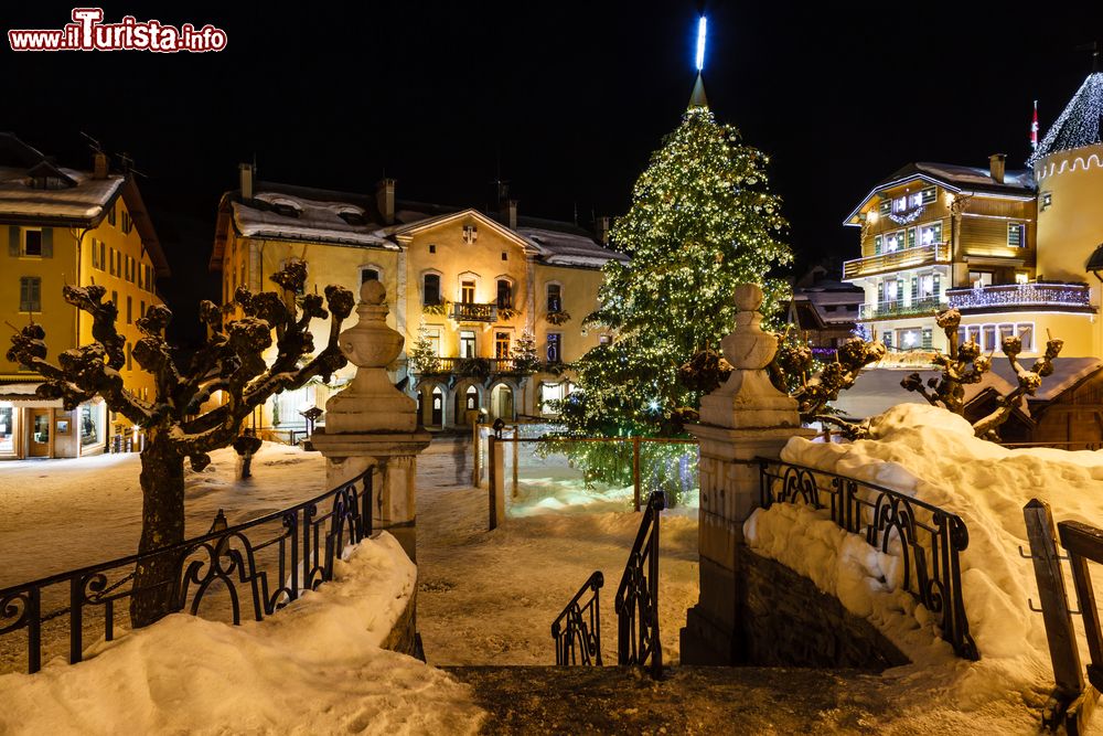 Immagine Albero di Natale nella piazza innevata di Megève (Alta Savoia) illuminato di sera, Francia.