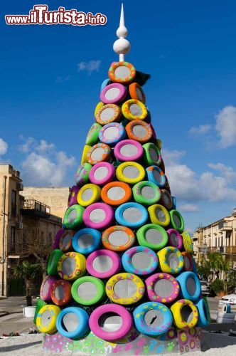 Immagine Un albero di Natale "riciclato a Cinisi", costruito con pneumatici d'auto verniciati di vari colori - © sergioboccardo / Shutterstock.com