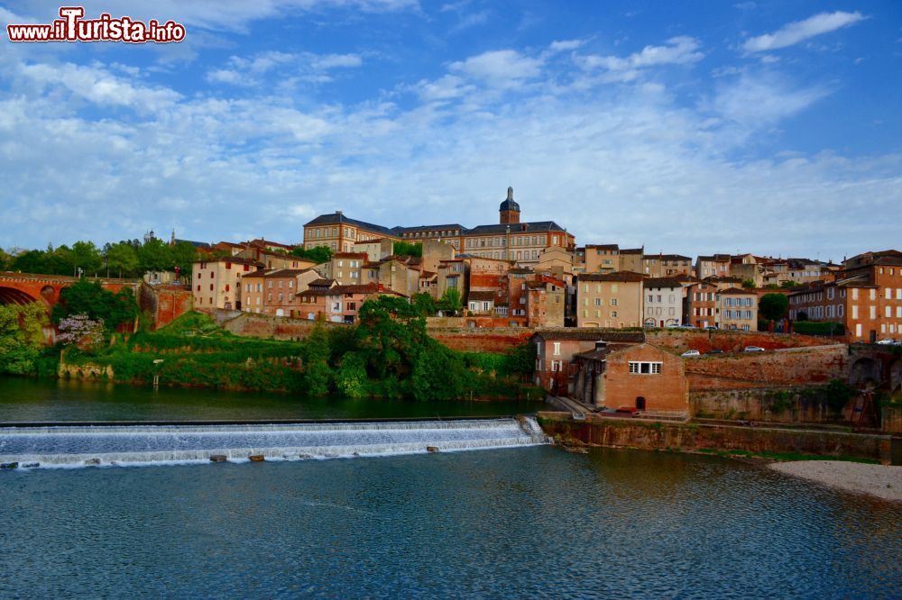 Immagine Albi è il capoluogo del dipartimento del Tarn. Si trova nella regione Occitanie, nata dalla fusione delle precedenti regioni Midi-Pyrénées e Languedoc-Roussillon.