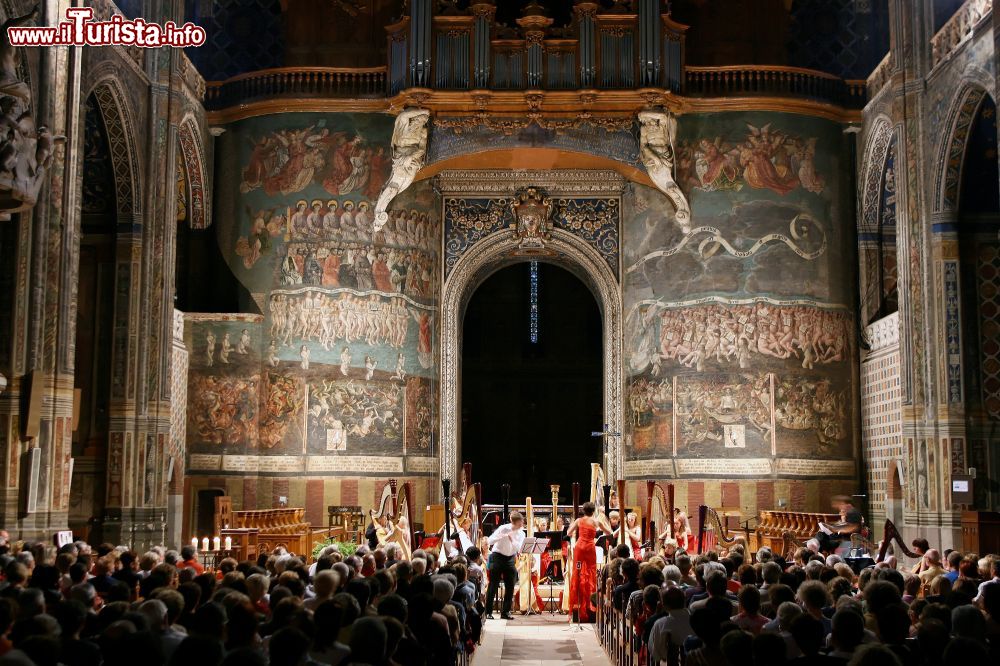 Immagine Albi: l'interno della Cathédrale de Sainte-Cécile (Cattedrale di Santa Cecilia) durante un concerto - foto © Ville Albi