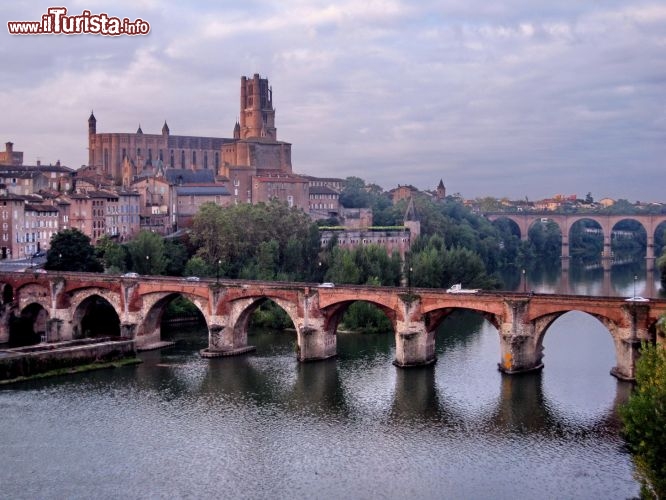 Immagine Il ponte vecchio (Pont Vieux) sul fiume Tarn e, sullo sfondo, l'inconfondibile sagoma della Cathédrale Sainte-Cécile di Albi.