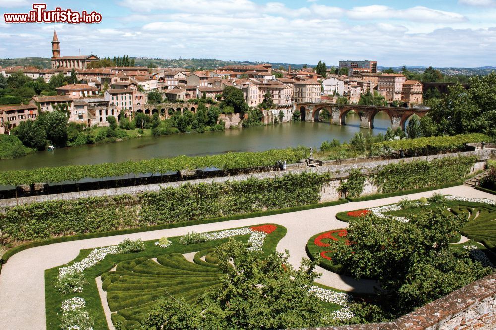 Immagine Albi vista dalla terrazza del Palais de la Berbie, con il giardino del palazzo in primo piano e il fiume Tarn - foto © Office de Tourisme d'Albi