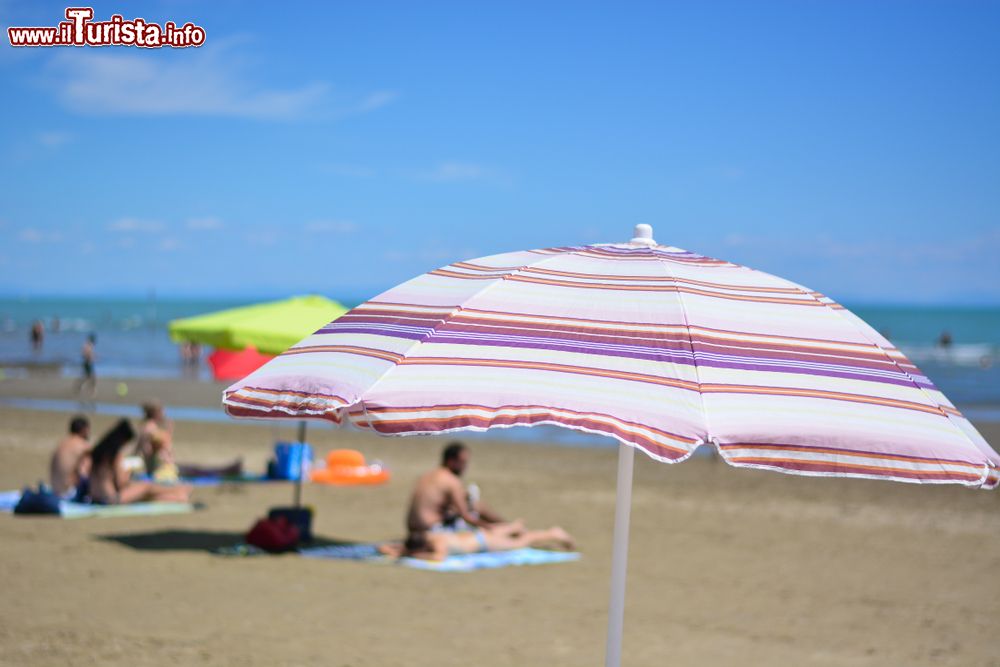 Immagine Albinia (Toscana): la spiaggia libera sul mare limpido del Tirreno