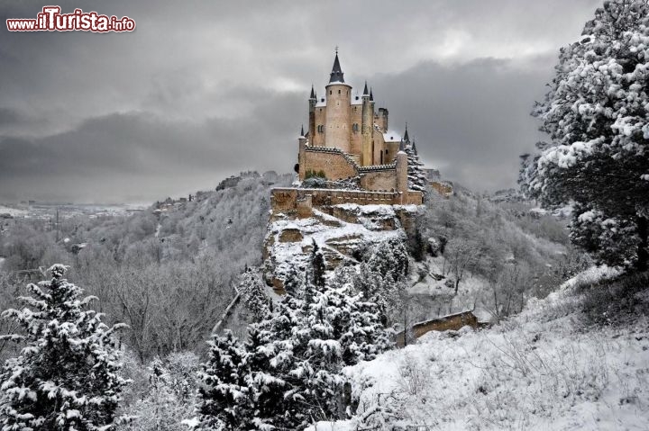 Immagine Neve sull'Alcazar di Segovia, Spagna - Durante tutto il Medioevo l'Alcazar di Segovia è rimasta una delle dimore preferite dai sovrani del regno di Castiglia oltre che una vera e propria fortezza chiave nella difesa del territorio spagnolo. Trovandosi vicino alle montagne, Segovia ha un clima freddo e con abbondanti nevicate nei mesi invernali. In questa immagine, un soffice manto innevato ricopre il paesaggio che fa da cornice alla fortezza