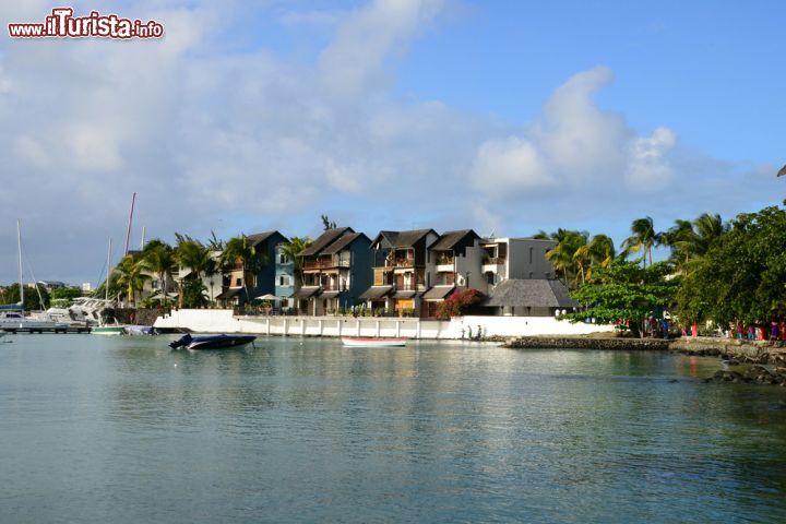 Immagine Abitazioni sulla costa di Grand Baie, Mauritius - Si affacciano sulle acque limpide e riparate dalle correnti dell'oceano queste tipiche abitazioni di Grand Baie © Pack-Shot / Shutterstock.com