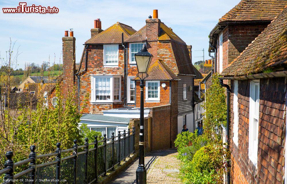 Immagine Alcune case tipiche in pietra di Rye e Mermaid Street  - © IR Stone / Shutterstock.com