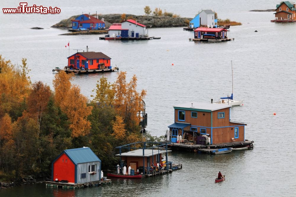 Immagine Alcune House Boats nella baia di Yellowknife sul Grande Lago degli Schiavi, Territori del Nord-Ovest