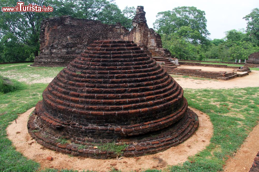 Immagine Alcune rovine del Potgul Vihara a Polonnaruwa, Sri Lanka. Questa antica struttura è composta da edifici con pareti spesse.