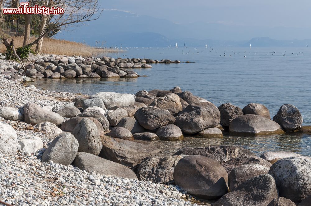 Immagine Alcune spiaggette intorno a Padenghe sul Garda in provincia di Brescia