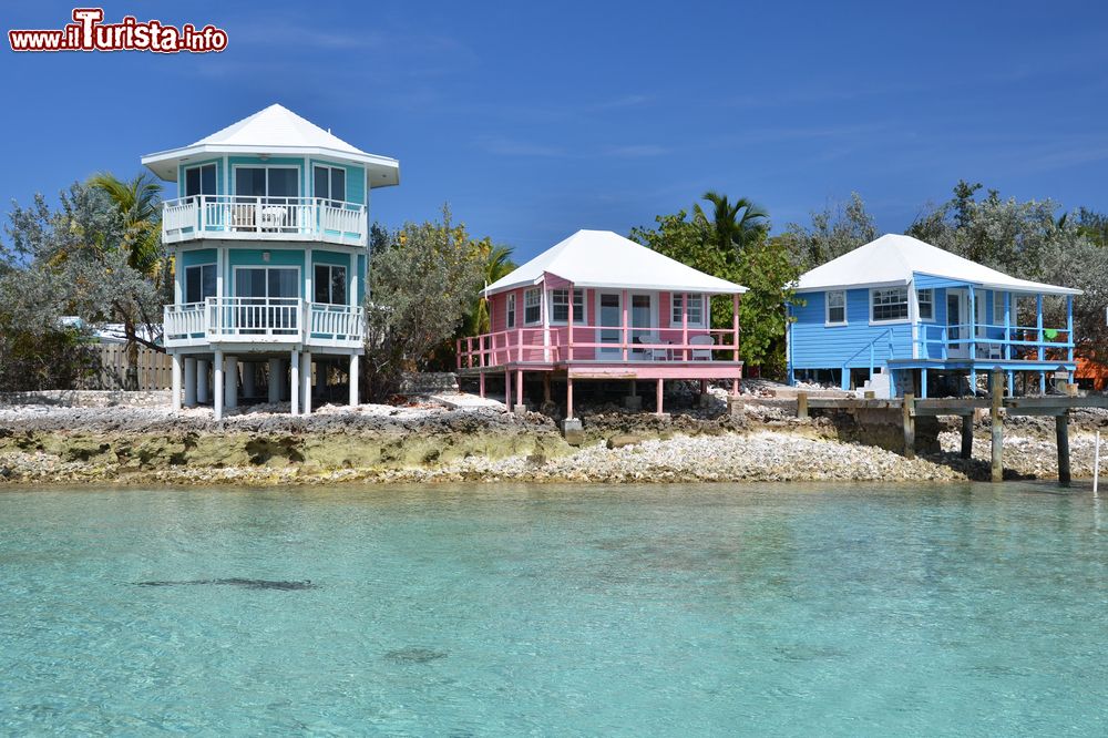 Immagine Alcuni edifici dello Staniel Cay Yacht Club sull'isola di Exuma, Bahamas. 