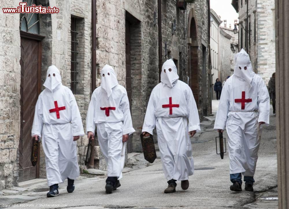 Immagine Alcuni figuranti della Processione del Cristo Morto a Gubbio, Venerdì Santo di Pasqua - © RICIfoto / Shutterstock.com