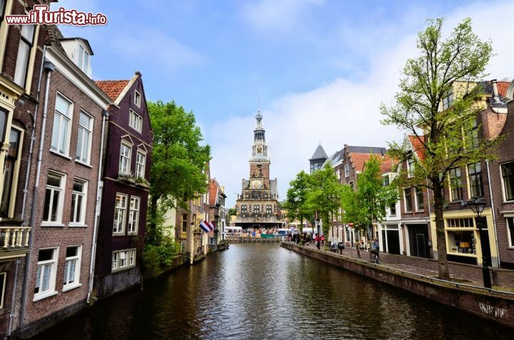 Immagine La magia dei canali olandesi con Alkmaar - Guardando quest'immagine non possono che colpire le abitazioni, così vicine al flusso d'acqua che sembrano quasi galleggiare. Ecco perché i canali olandesi sono magici, qui ad Alkmaar poi si respira una sorta di gioco di prestigio, dove la natura si fonde all'architettura. Gli edifici, piuttosto sviluppati in altezza, nelle belle giornate di sole si riflettono sull'acqua, dando l'idea di una continuità magica - © JeniFoto / Shutterstock.com