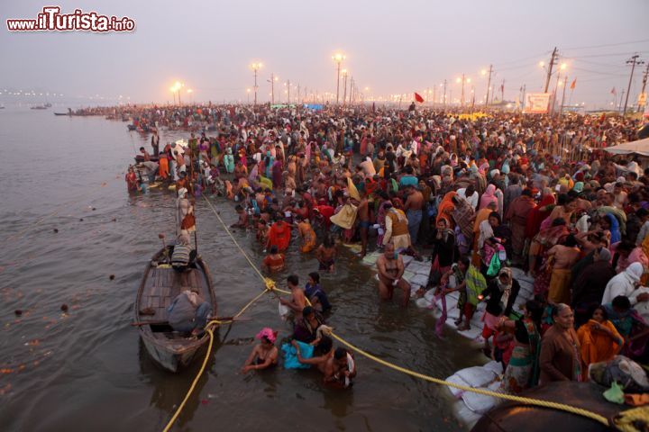 Immagine Grande folla durante il festival del Kumbh Mela alla confluenza tra i fiumi Gange e Yamunaad ad Allahabad, in Uttar Pradesh - © Vladimir Melnik / Shutterstock.com
