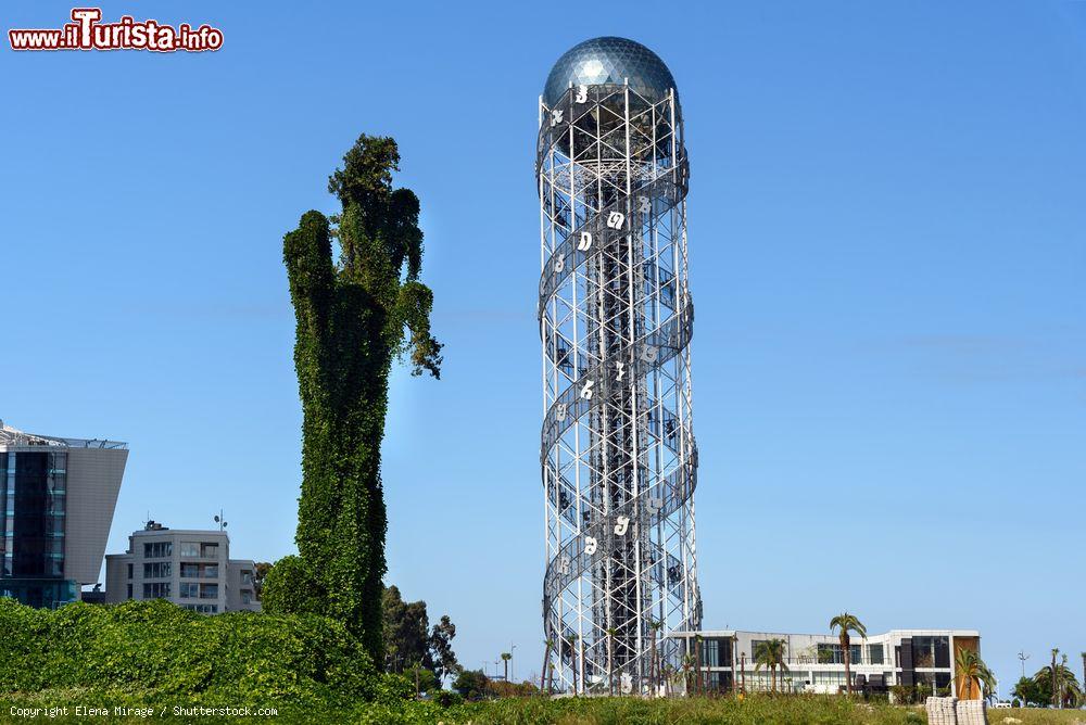 Immagine L'Alphabetic Tower lungo il viale di Batumi, Georgia. La torre simboleggia l'unicità dell'alfabeto e della gente di questo paese - © Elena Mirage / Shutterstock.com