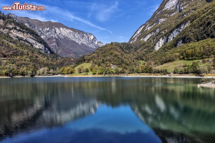 Immagine Alpi e lago di Tenno in Trentino - © Luca Giubertoni / Shutterstock.com