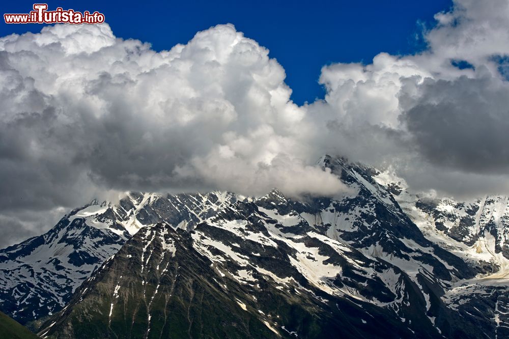 Immagine Alpi francesi con le nuvole: una bella veduta da Saint-Gervais-les-Bains, Alta Savoia.