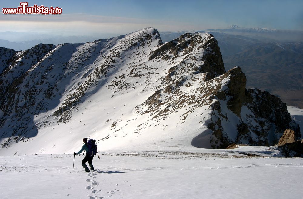 Immagine Alpinista in cammino verso il monte Karasay, Aladaglar Mountain Range, Nigde, Turchia. Questa bella immagine è stata scattata dalla cima del monte Eznevit.