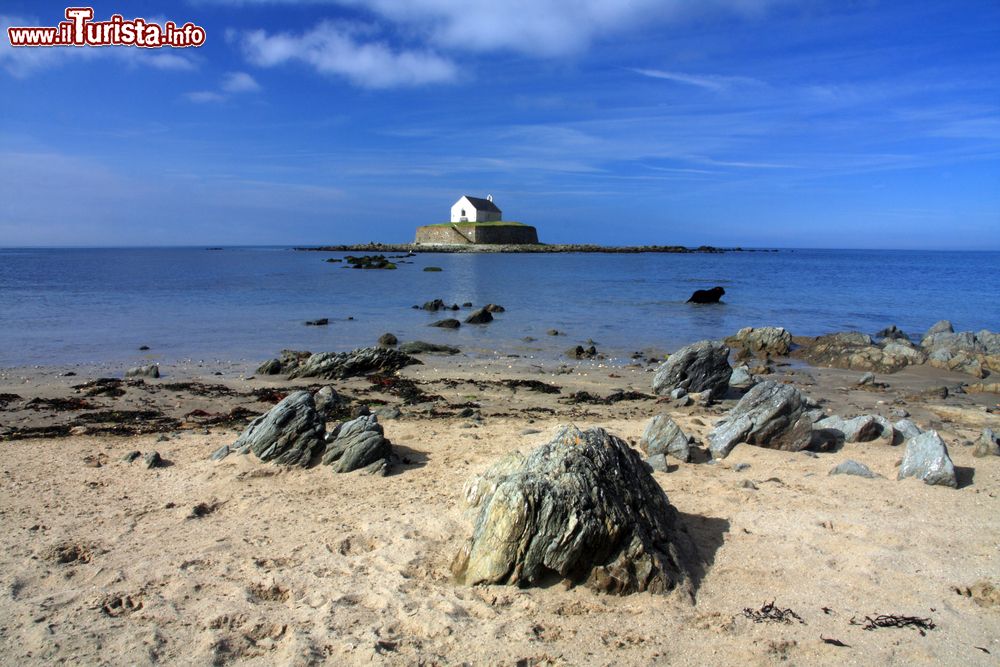 Immagine Alta marea a St.Cwyfan, una piccola chiesa su un'isoletta nei pressi di Anglesey, Galles, UK.