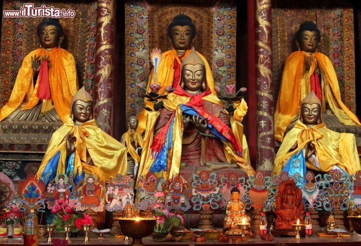 Immagine Altare con statue, candele e offerte votive nel tempio buddhista di Wusutu Zhao vicino a Hohhot, Cina - © Katoosha / Shutterstock.com
