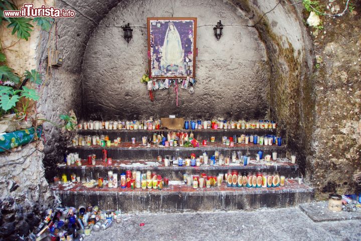 Immagine Altare dedicato alla Madonna a Izamal, Messico. Centinaia di candele di differenti colori accese dai fedeli in onore della Vergine - © The Visual Explorer / Shutterstock.com