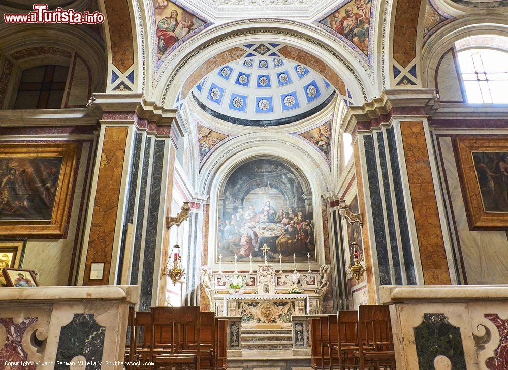 Immagine L'altare della Pontificia Basilica della Visitazione e San Giovanni Battista a Brindisi, Puglia. Gravemente danneggiata dal terremoto del 1743, venne in seguito ricostruita e poi sottoposta a diversi interventi di restauro - © Alvaro German Vilela / Shutterstock.com