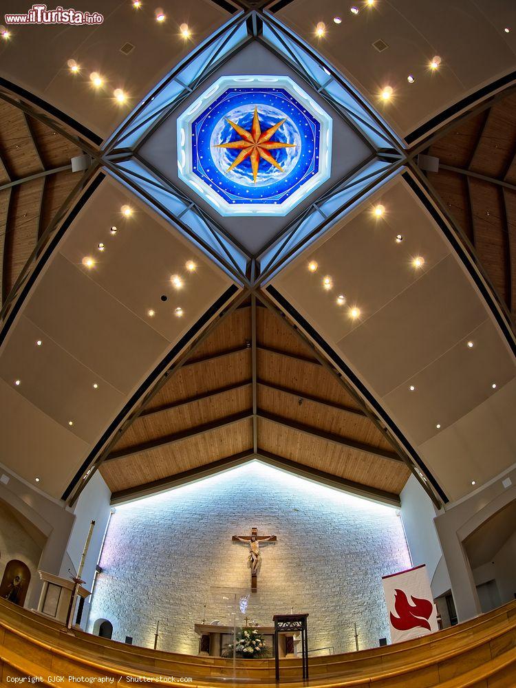 Immagine Altare e soffitto della chiesa catttolica St. John Vianney a Houston, Texas - © GJGK Photography / Shutterstock.com