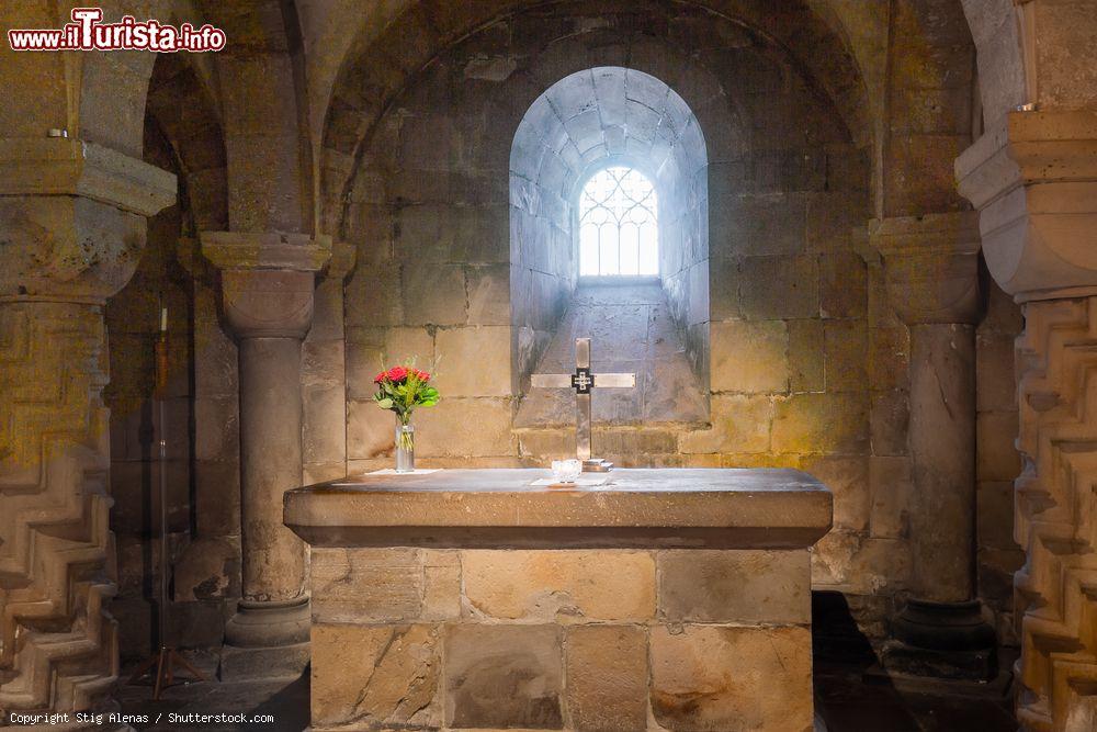 Immagine Altare in pietra nella cripta della cattedrale di Lund, Svezia. L'edificio di culto è il secondo per grandezza dei paesi nordici - © Stig Alenas / Shutterstock.com