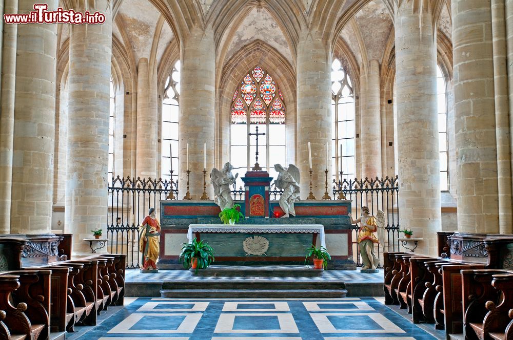 Immagine Altare principale della Cattedrale gotica di Coutances in Francia, Bassa Normandia