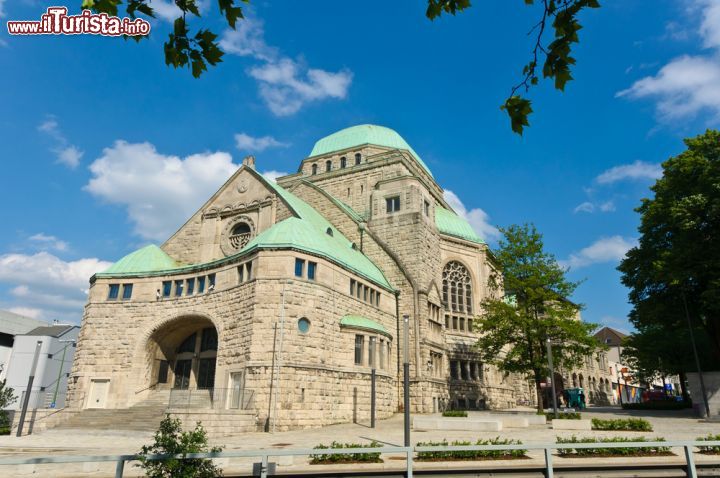 Immagine Alte Synagoge di Essen, Germania - Luogo di culto religioso e monumento culturale, la Vecchia Sinagoga di Essen è una delle costruzioni architettonicamente più significative d'Europa dei primi anni del XX° secolo © DBtale / Shutterstock.com