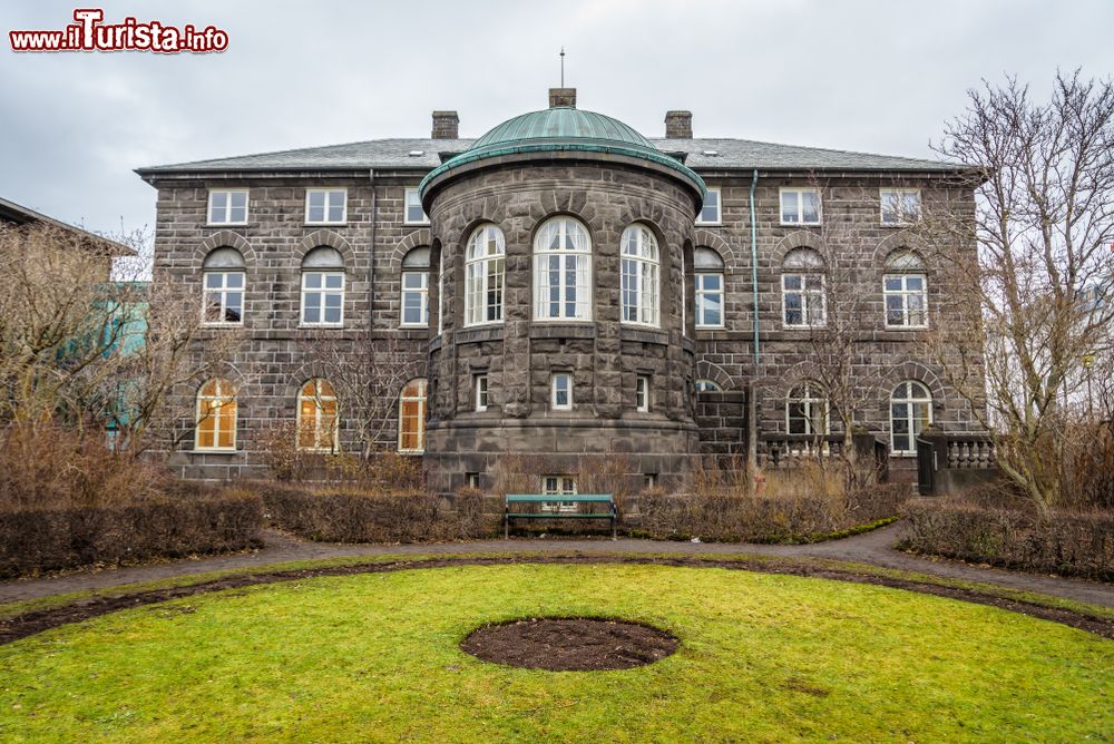 Immagine Althingi (o Althing), sede del Parlamento Nazionale d'Islanda a Reykjavik. E' uno dei più antichi al mondo.