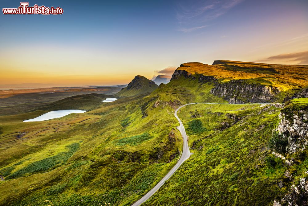 Immagine Altopiano delle Quiraing mountains al tramonto, Isola di Skye, Scozia. Questo spledido scenario ha fatto da cornice ad alcune riprese del film di King Arthur: il potere della spada.