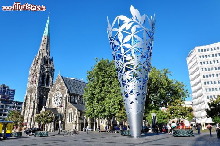 Immagine Amarcord di Christchurch con il centro e la cattedrale prima del terremoto del 2011. Fra il Settembre 2010 e il Giugno 2011 forti scosse di magnitudo 6 e 7 hanno causato ingenti danni alla città e ai suoi monumenti fra cui l'antica cattedrale, particolamente danneggiata, oltre a numerose vittime - © HunnyCloverz / Shutterstock.com