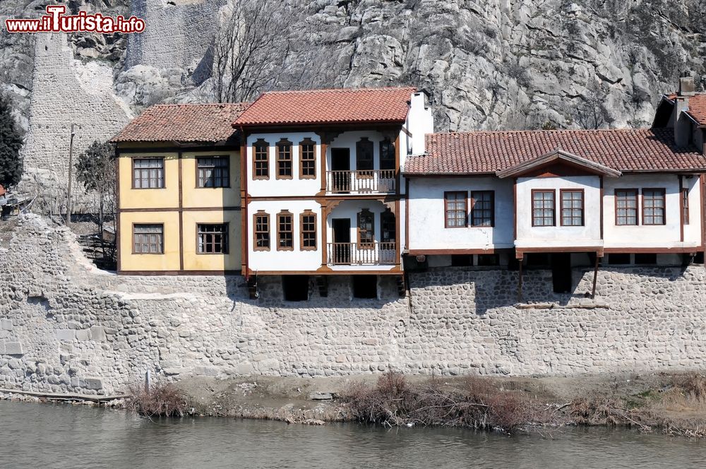 Immagine Amasya, la storica città della Turchia che vanta un passato di millenni durante i quali diverse civilizzazioni hanno lasciato il segno.