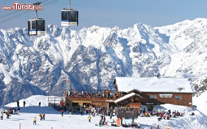 Immagine Sulle piste a Les Deux Alpes, la telecabina conduce ai 2600 metri di Toura da dove poi si può salire al ghiacciaio, prima a quota 3200 e poi salire a 3600 metri di dislivello - © bruno longo - www.les2alpes.com